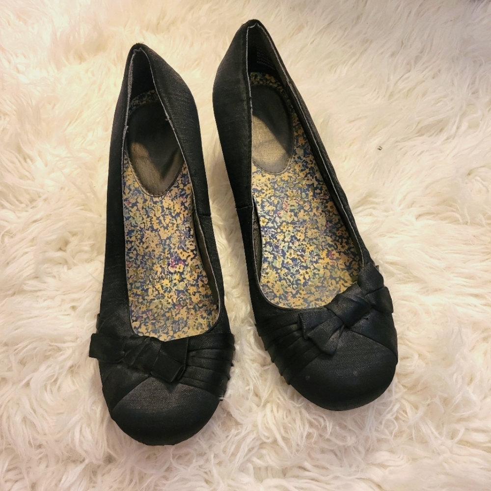 Comfortable Black Satin Kitten Heels with Floral Insoles and Bow
